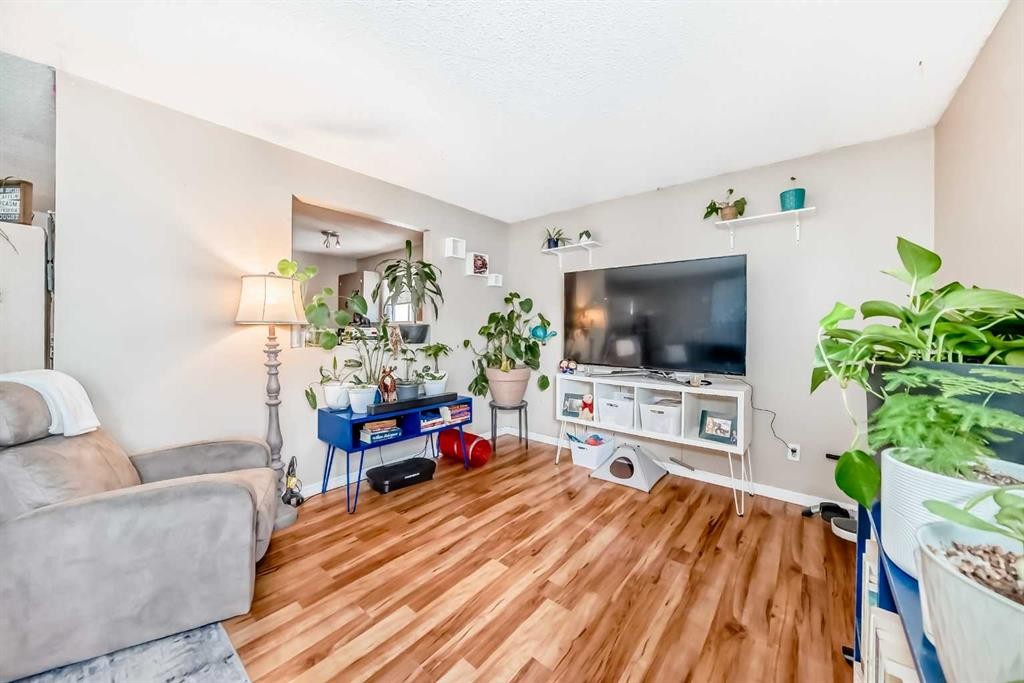 4105 53 Avenue, Innisfail, AB - Indoor Photo Showing Living Room
