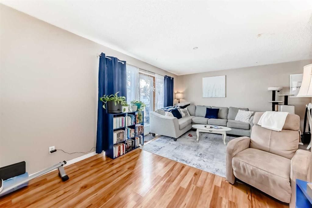 4105 53 Avenue, Innisfail, AB - Indoor Photo Showing Living Room