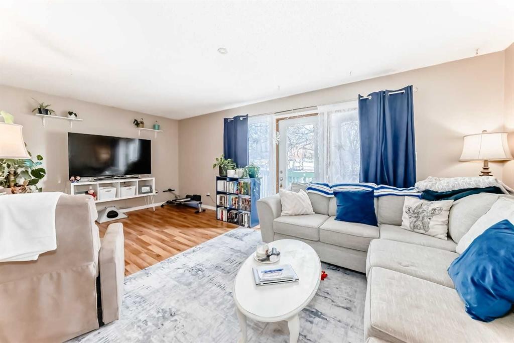 4105 53 Avenue, Innisfail, AB - Indoor Photo Showing Living Room