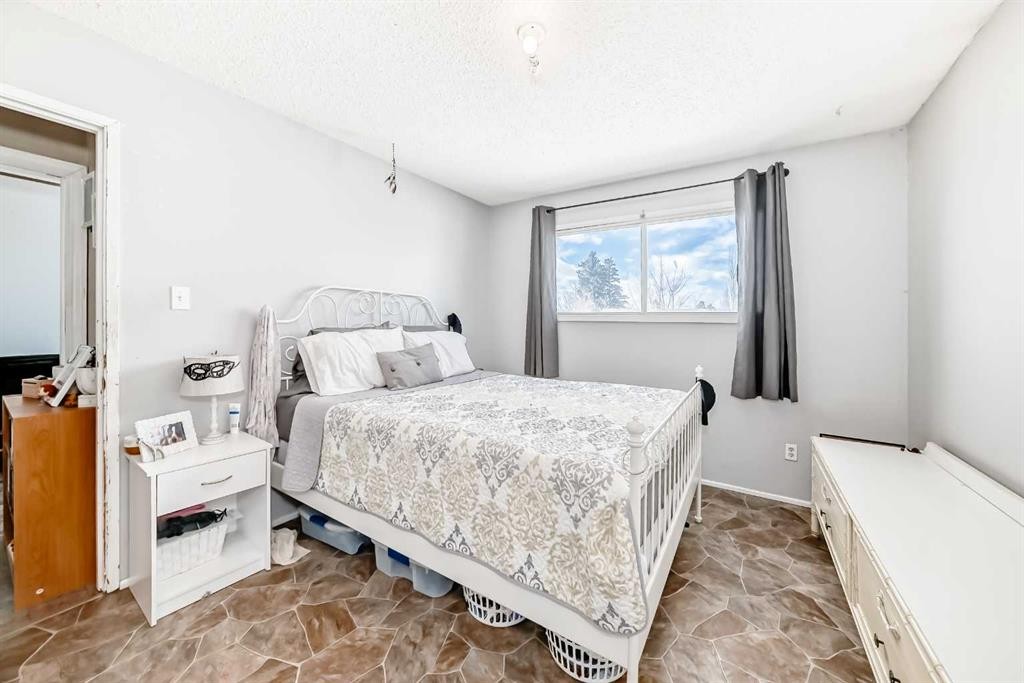 4105 53 Avenue, Innisfail, AB - Indoor Photo Showing Bedroom
