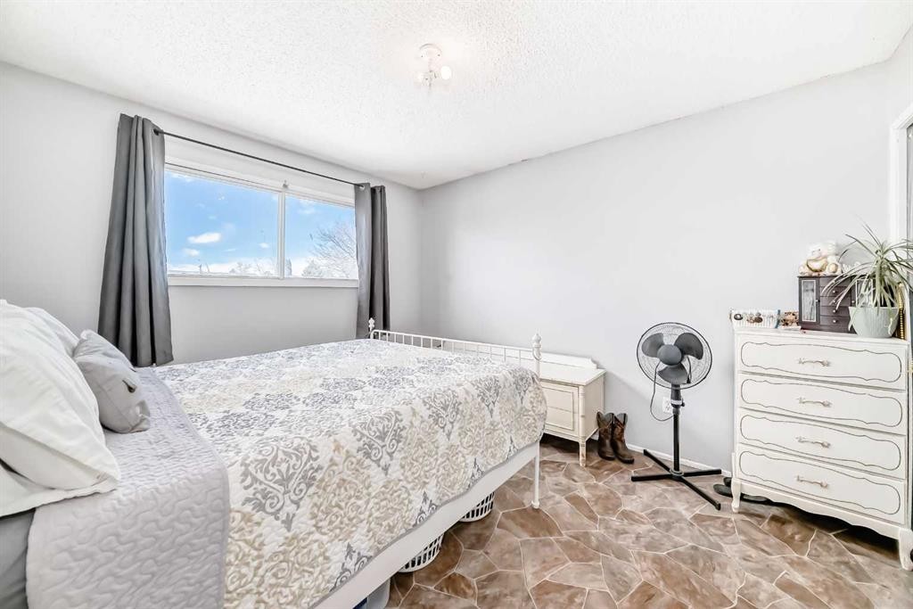 4105 53 Avenue, Innisfail, AB - Indoor Photo Showing Bedroom