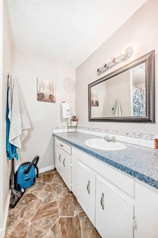 4105 53 Avenue, Innisfail, AB - Indoor Photo Showing Bathroom