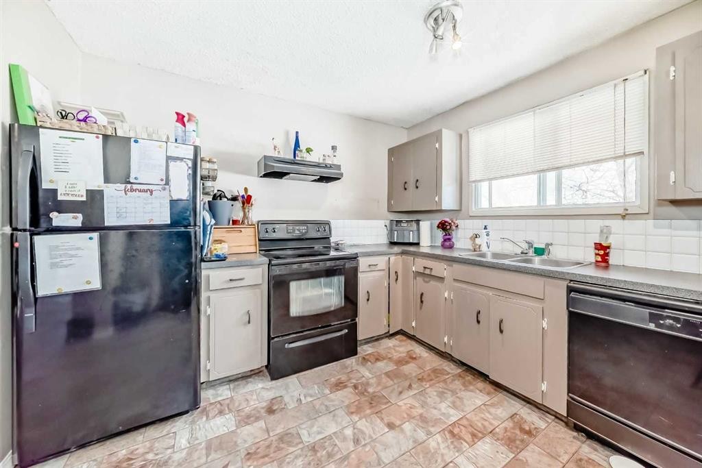 4105 53 Avenue, Innisfail, AB - Indoor Photo Showing Kitchen With Double Sink
