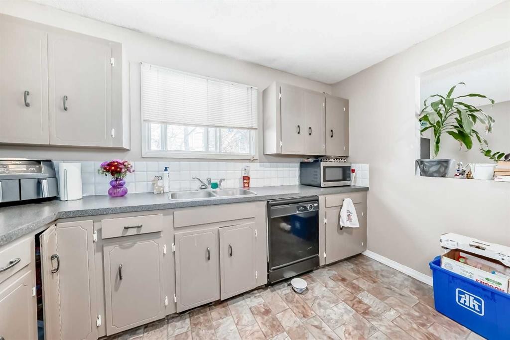 4105 53 Avenue, Innisfail, AB - Indoor Photo Showing Kitchen