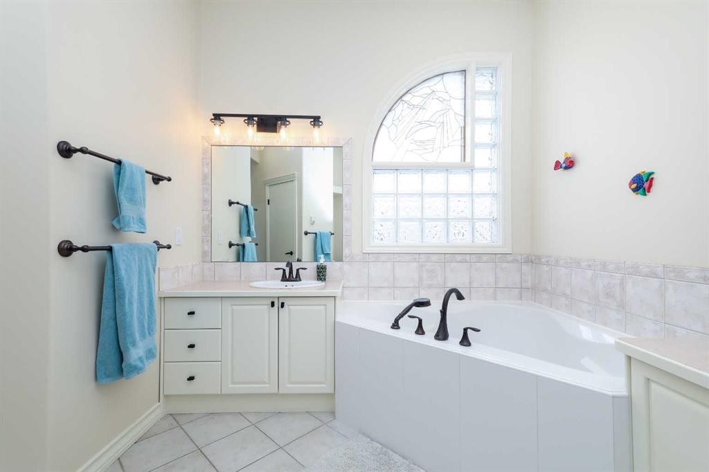 147 Alexander Crescent, Red Deer, AB - Indoor Photo Showing Bathroom