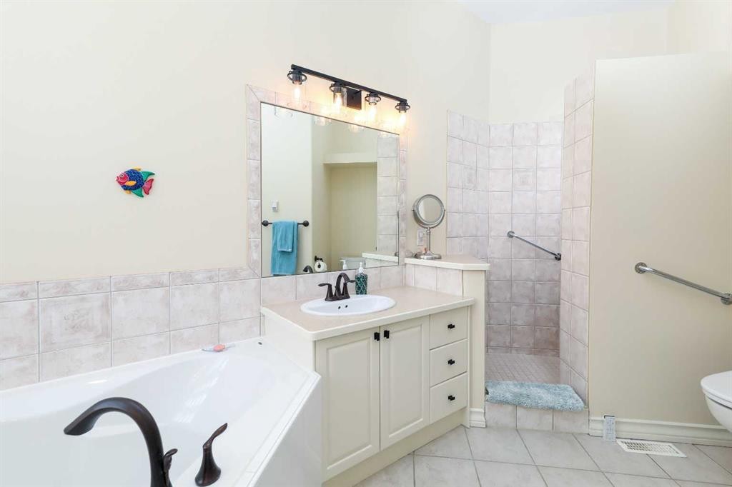 147 Alexander Crescent, Red Deer, AB - Indoor Photo Showing Bathroom
