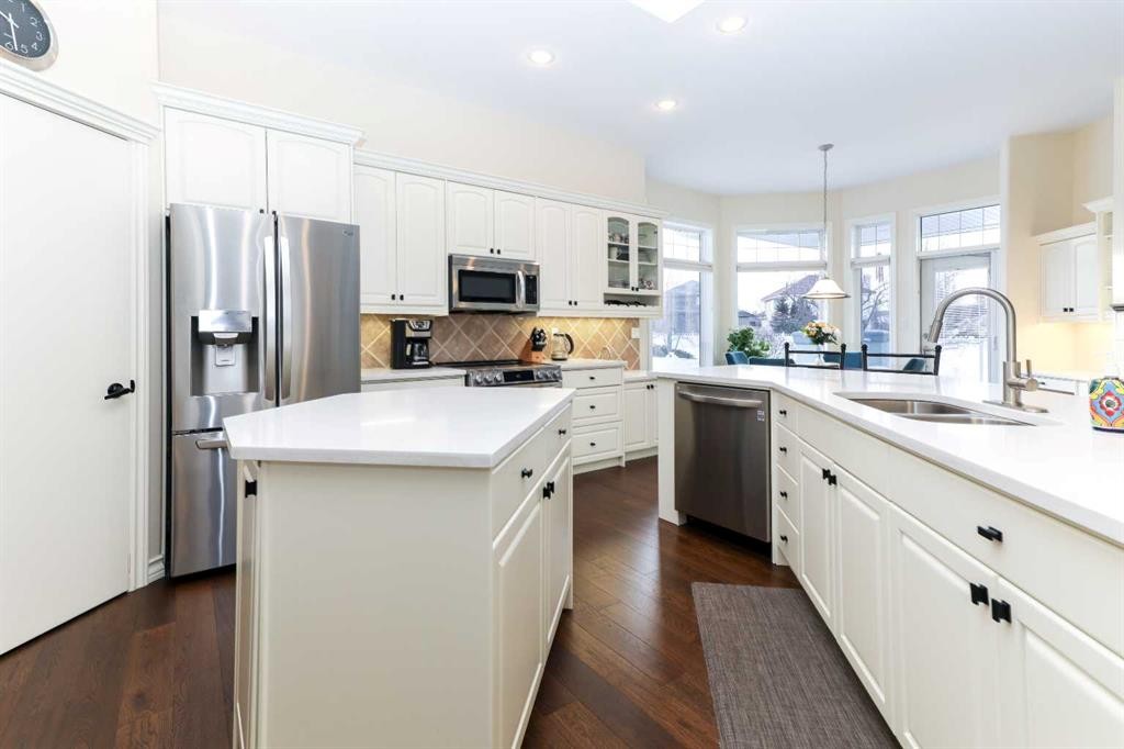 147 Alexander Crescent, Red Deer, AB - Indoor Photo Showing Kitchen With Double Sink With Upgraded Kitchen