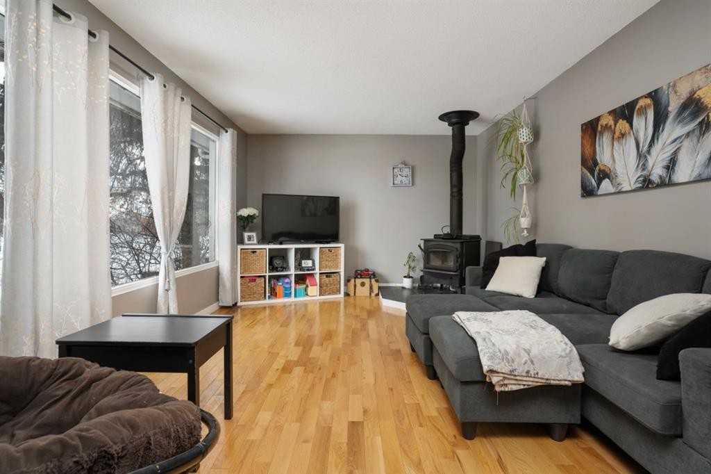 5402 52 Street, Bashaw, AB - Indoor Photo Showing Living Room
