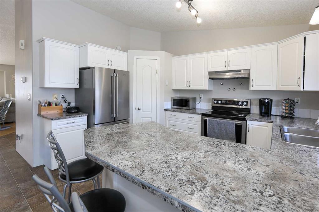 16 Durand Crescent, Red Deer, AB - Indoor Photo Showing Kitchen With Stainless Steel Kitchen With Double Sink