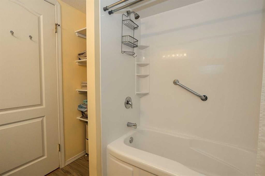 16 Durand Crescent, Red Deer, AB - Indoor Photo Showing Bathroom