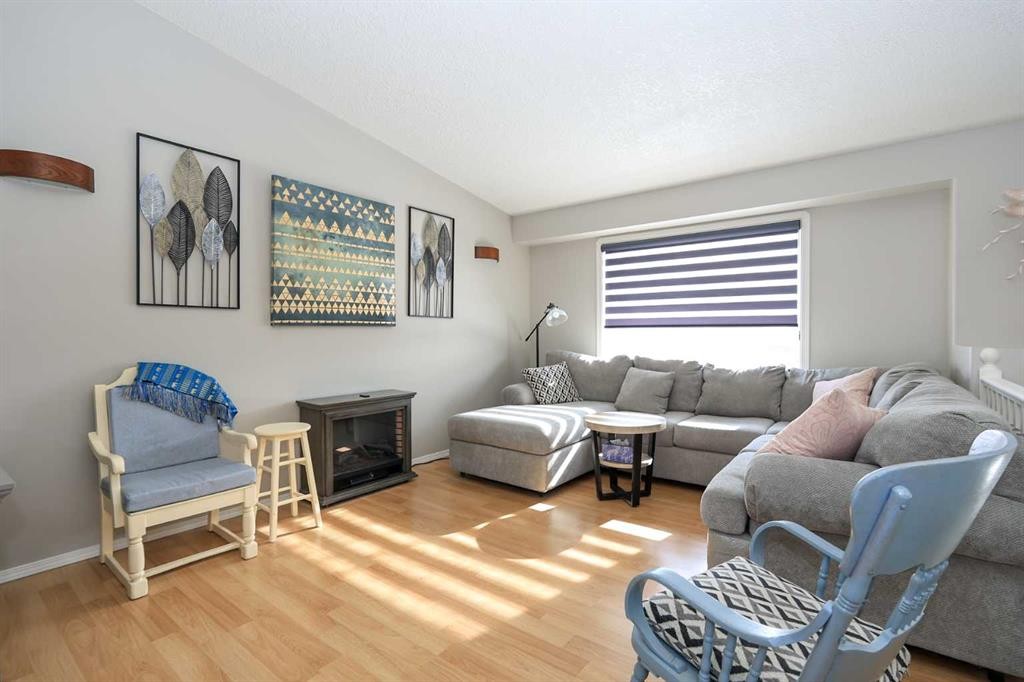 16 Durand Crescent, Red Deer, AB - Indoor Photo Showing Living Room