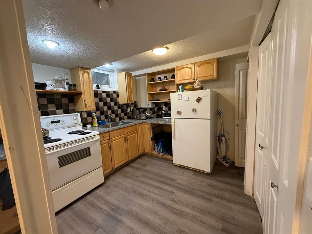 6320 Hewson Avenue, Red Deer, AB - Indoor Photo Showing Kitchen With Double Sink