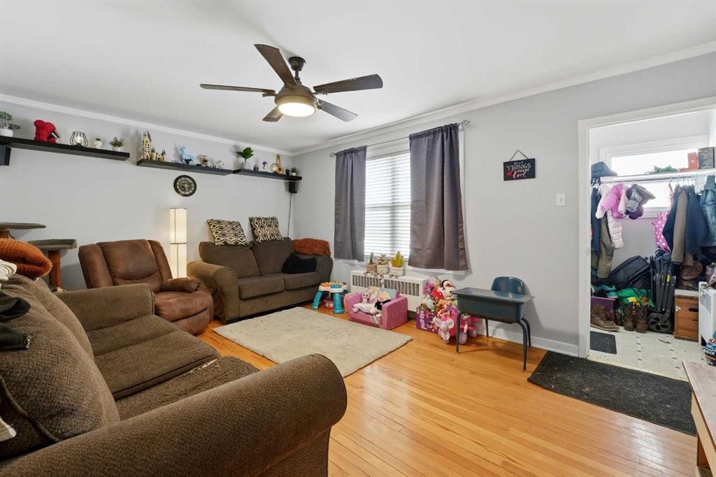 30 Poplar Crescent, Springbrook, AB - Indoor Photo Showing Living Room