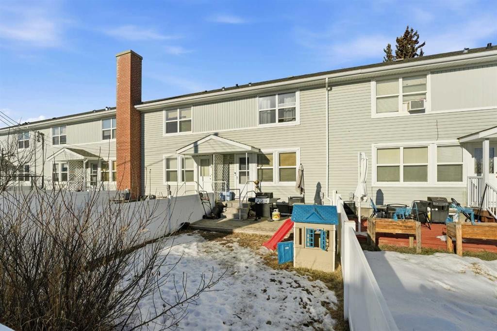 30 Poplar Crescent, Springbrook, AB - Outdoor