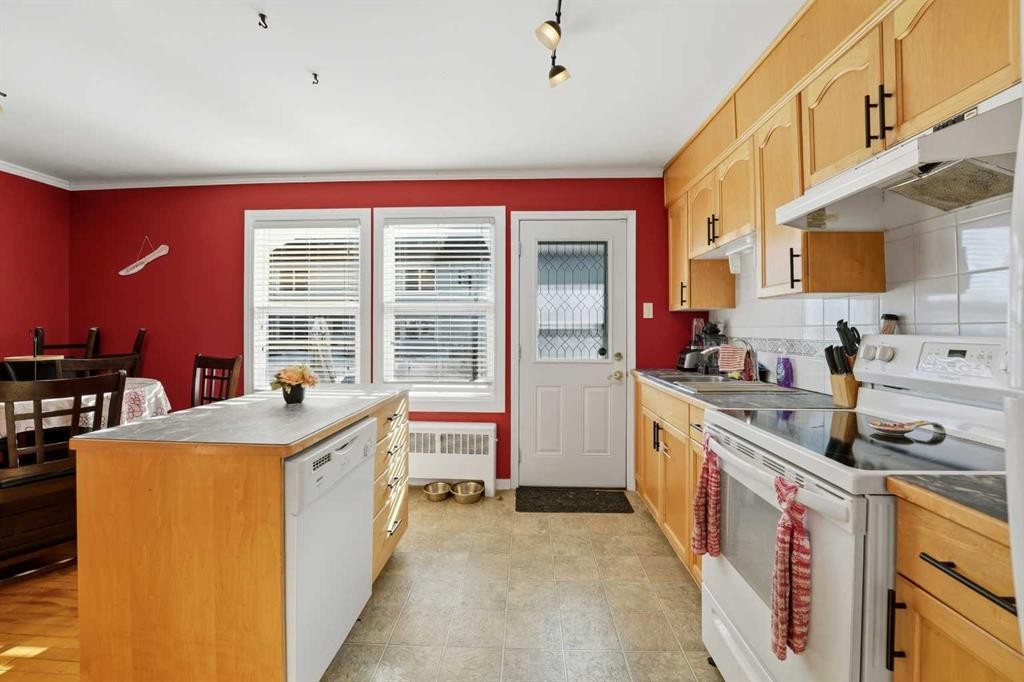 30 Poplar Crescent, Springbrook, AB - Indoor Photo Showing Kitchen
