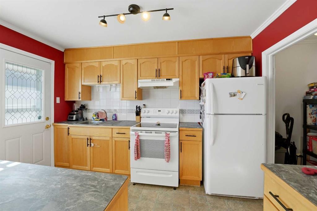 30 Poplar Crescent, Springbrook, AB - Indoor Photo Showing Kitchen