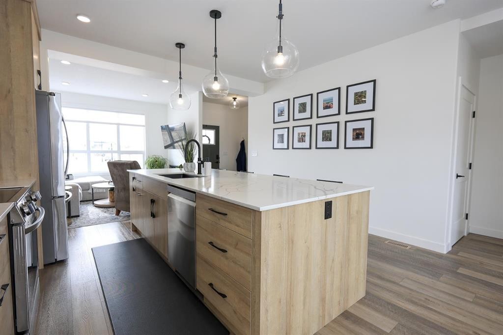 E-2 Evergreen Way, Red Deer, AB - Indoor Photo Showing Kitchen With Upgraded Kitchen