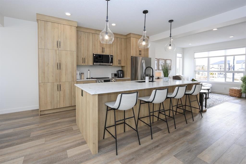 E-2 Evergreen Way, Red Deer, AB - Indoor Photo Showing Kitchen With Stainless Steel Kitchen With Upgraded Kitchen