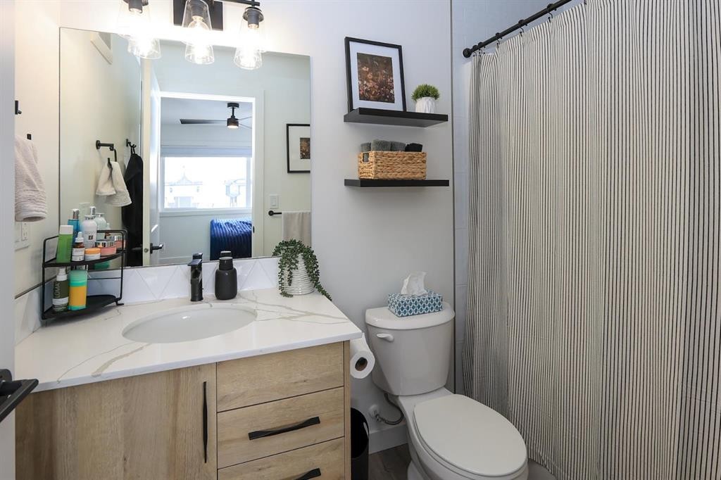 E-2 Evergreen Way, Red Deer, AB - Indoor Photo Showing Bathroom