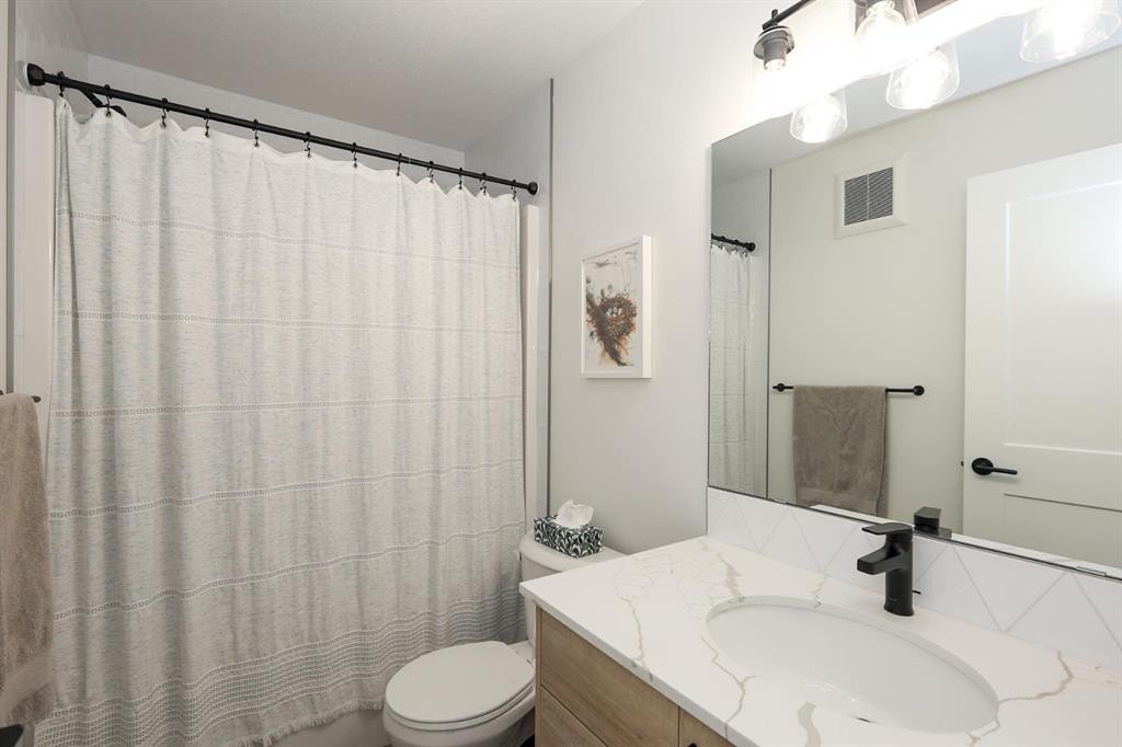 E-2 Evergreen Way, Red Deer, AB - Indoor Photo Showing Bathroom
