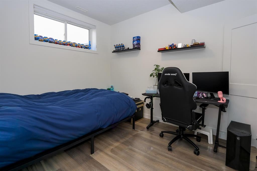 E-2 Evergreen Way, Red Deer, AB - Indoor Photo Showing Bedroom