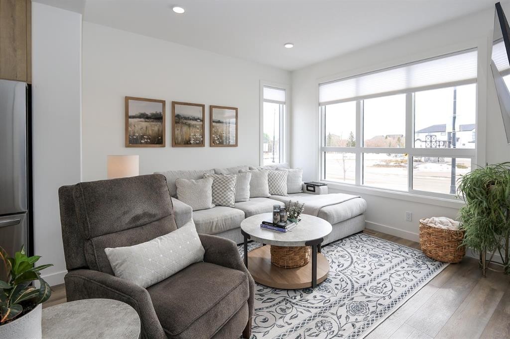 E-2 Evergreen Way, Red Deer, AB - Indoor Photo Showing Living Room