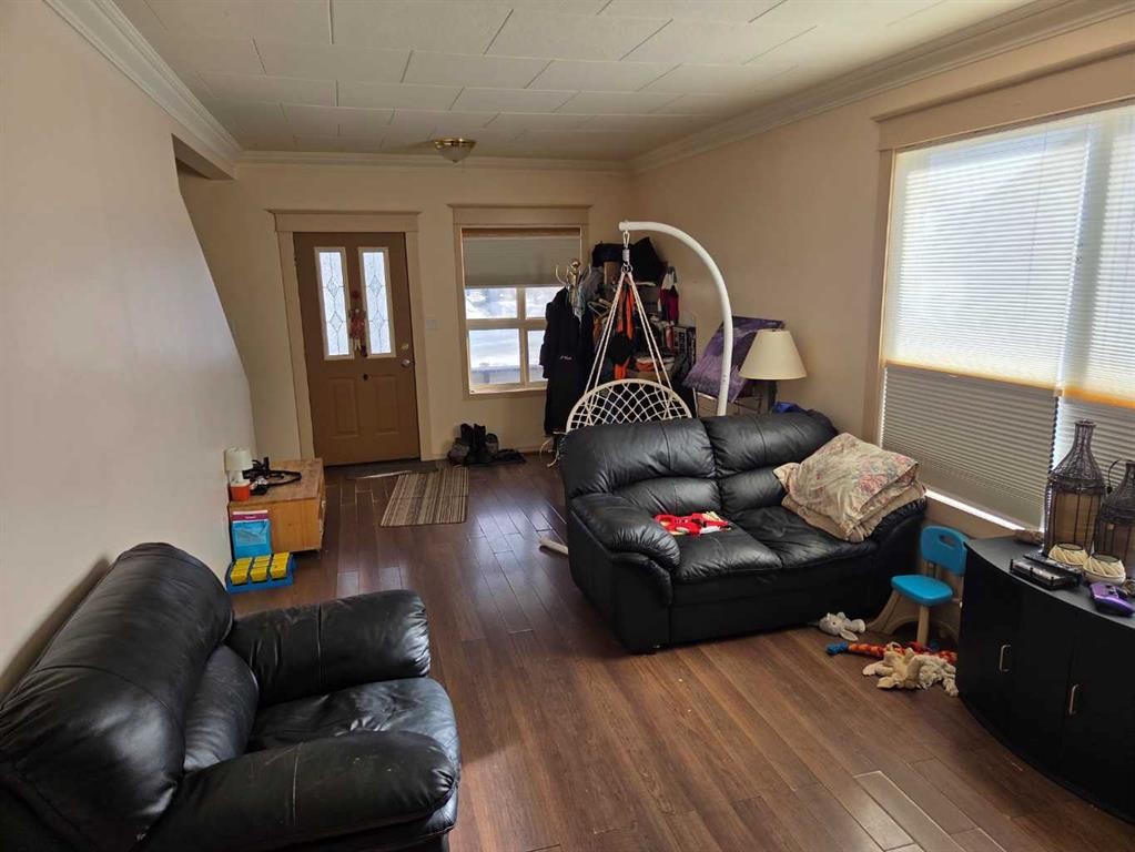 5214 50 Street, Castor, AB - Indoor Photo Showing Living Room