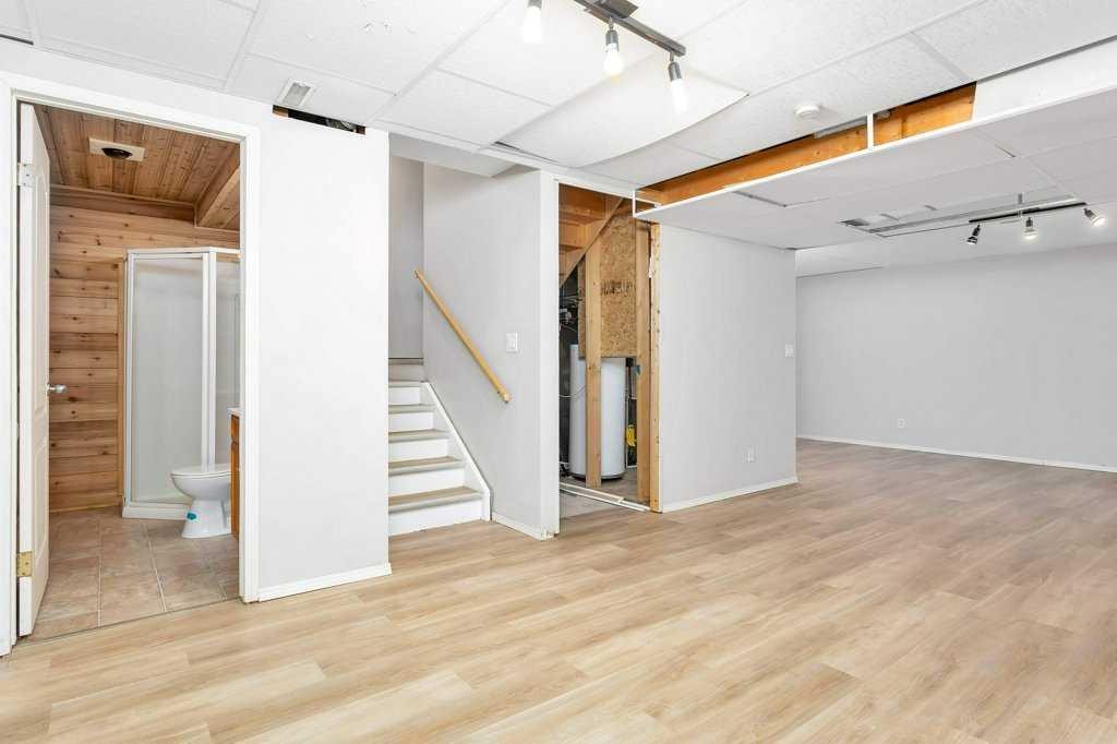 220 Deschner Close, Red Deer, AB - Indoor Photo Showing Other Room