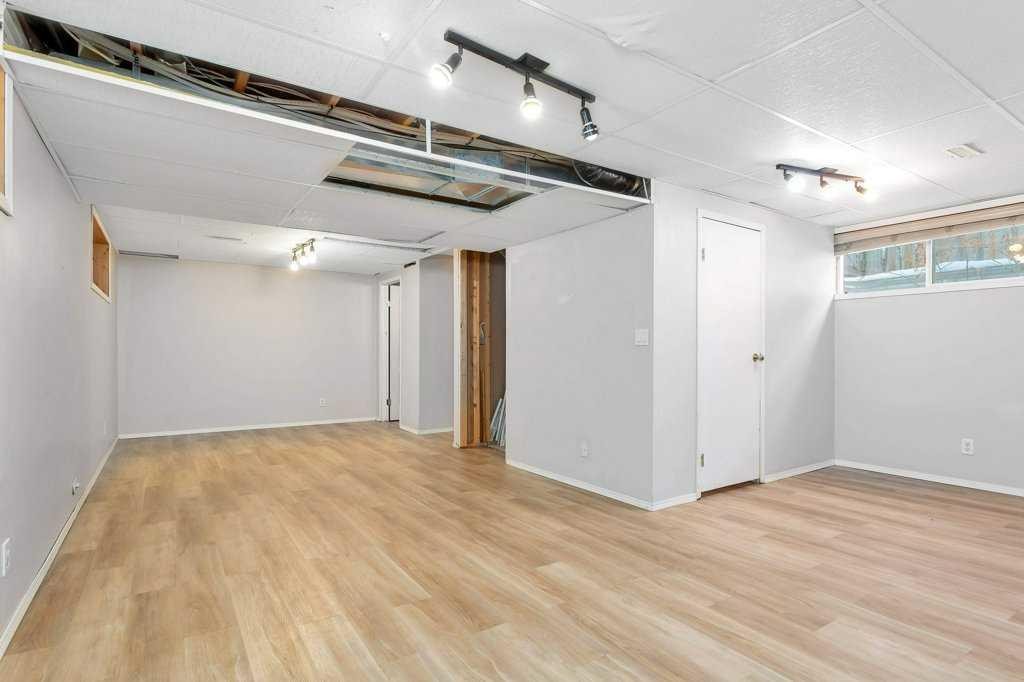 220 Deschner Close, Red Deer, AB - Indoor