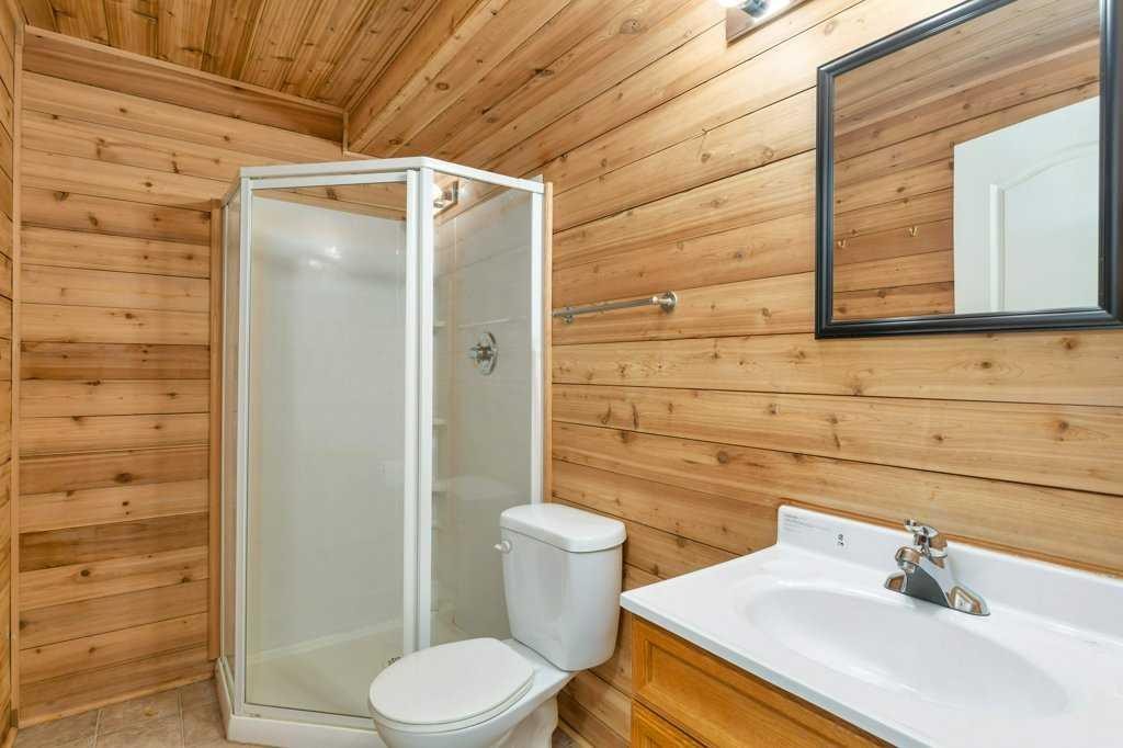 220 Deschner Close, Red Deer, AB - Indoor Photo Showing Bathroom