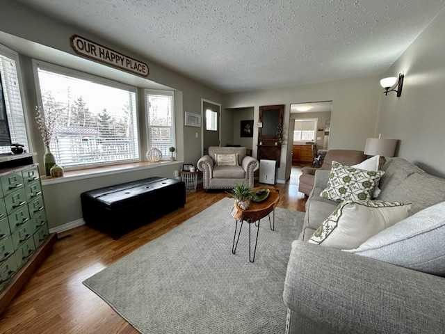 502 Plover Close, Pelican Point, AB - Indoor Photo Showing Living Room