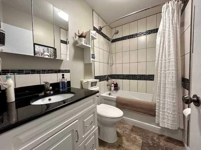502 Plover Close, Pelican Point, AB - Indoor Photo Showing Bathroom