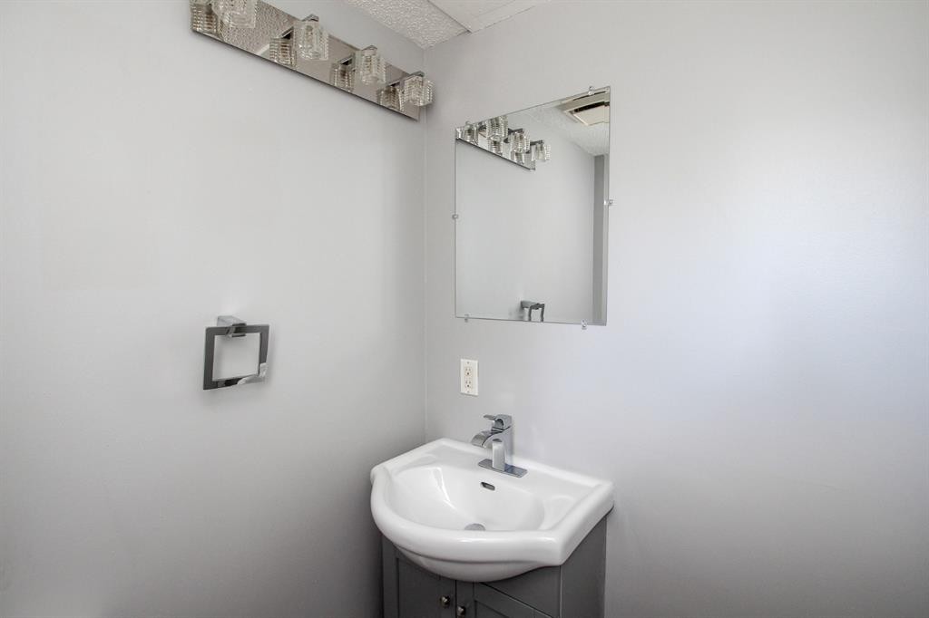 36 Mcblane Close, Red Deer, AB - Indoor Photo Showing Bathroom