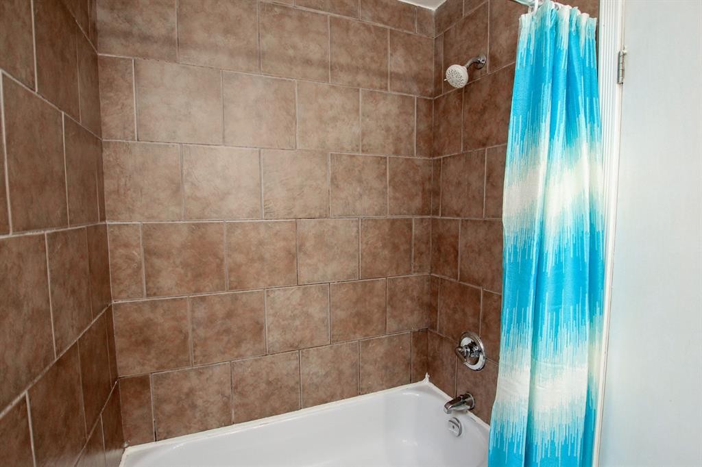 36 Mcblane Close, Red Deer, AB - Indoor Photo Showing Bathroom