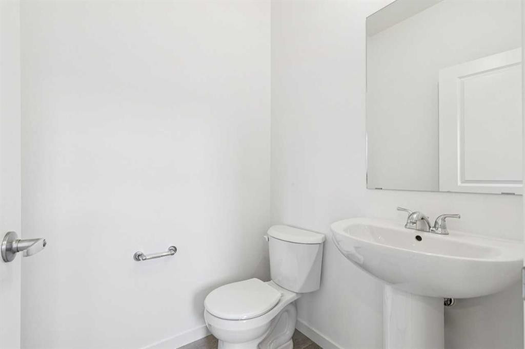 15 Emberside Park, Cochrane, AB - Indoor Photo Showing Bathroom