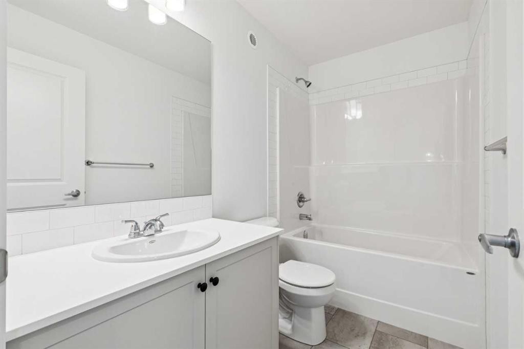 15 Emberside Park, Cochrane, AB - Indoor Photo Showing Bathroom