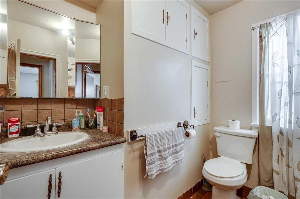 3912 55 Avenue, Red Deer, AB - Indoor Photo Showing Bathroom