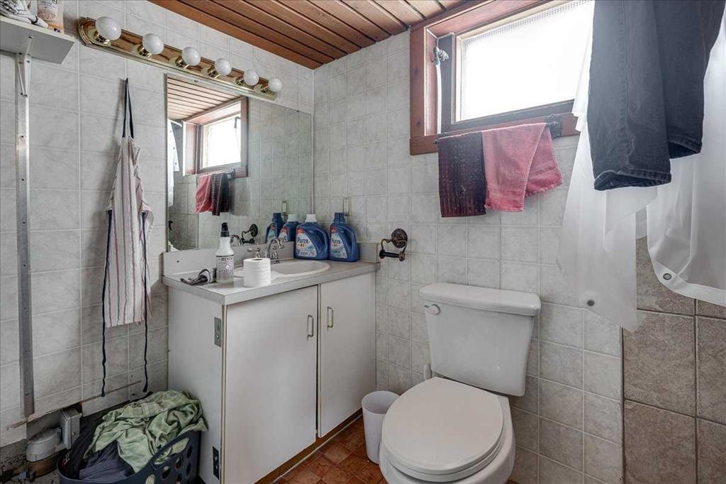 3912 55 Avenue, Red Deer, AB - Indoor Photo Showing Bathroom