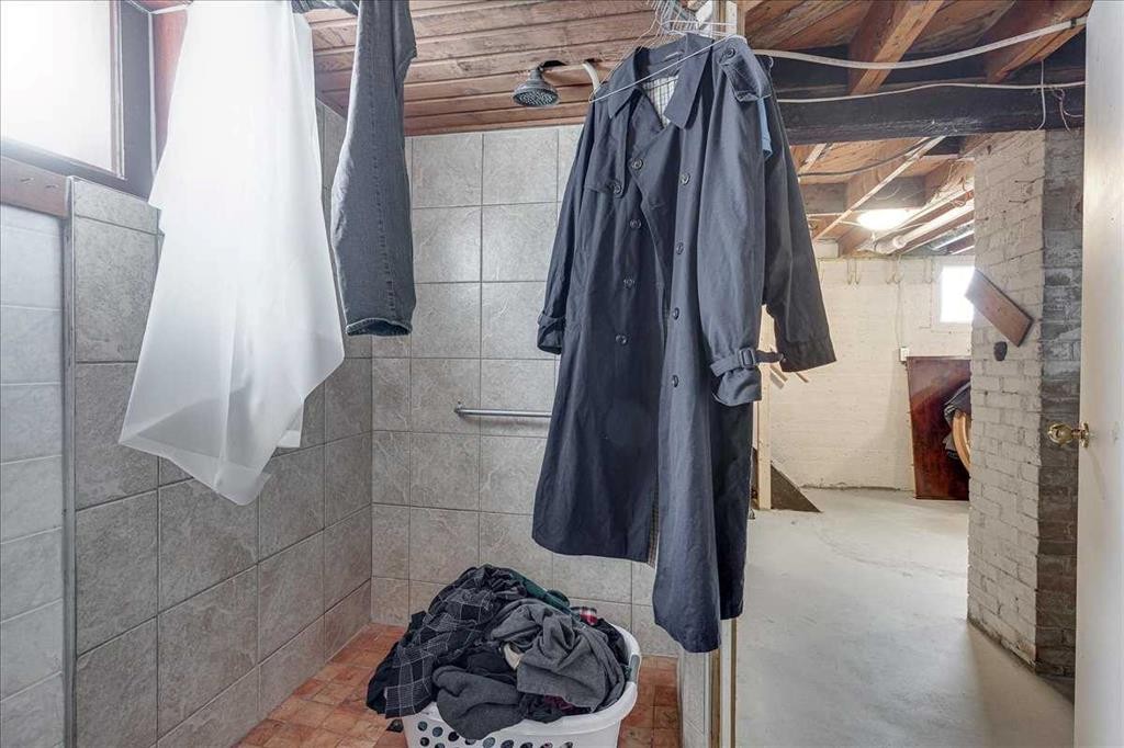 3912 55 Avenue, Red Deer, AB - Indoor Photo Showing Bathroom