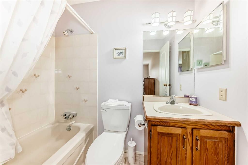 3 Rutherford Close, Red Deer, AB - Indoor Photo Showing Bathroom