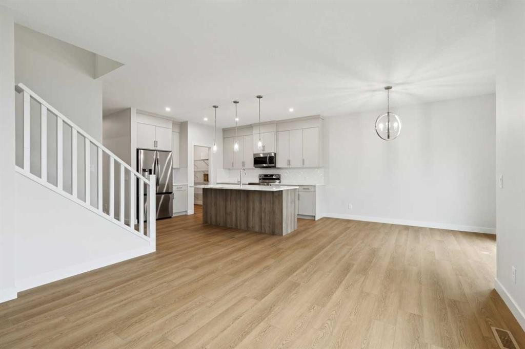 85 Southborough Square, Cochrane, AB - Indoor Photo Showing Kitchen