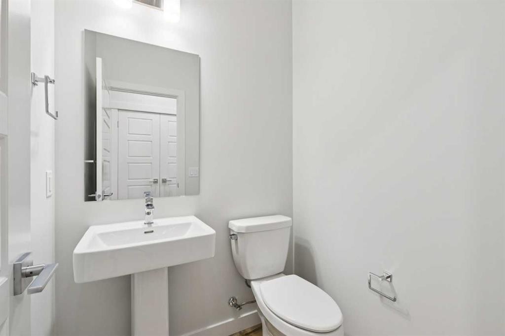85 Southborough Square, Cochrane, AB - Indoor Photo Showing Bathroom