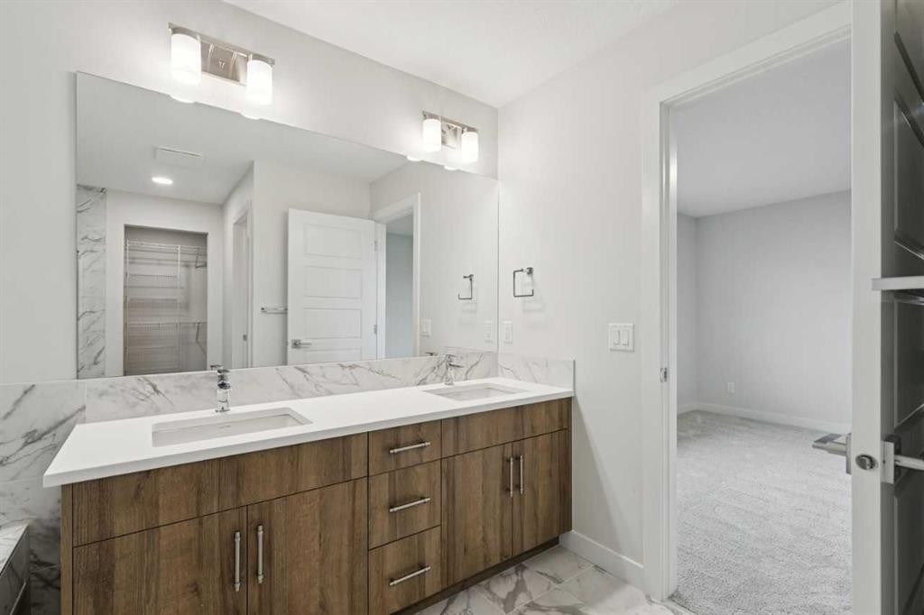 85 Southborough Square, Cochrane, AB - Indoor Photo Showing Bathroom