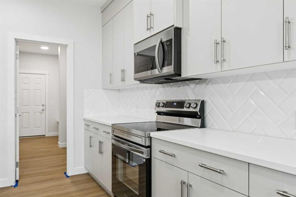 85 Southborough Square, Cochrane, AB - Indoor Photo Showing Kitchen