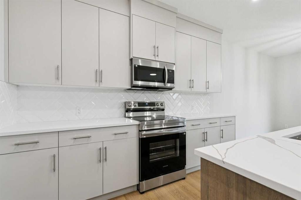 85 Southborough Square, Cochrane, AB - Indoor Photo Showing Kitchen