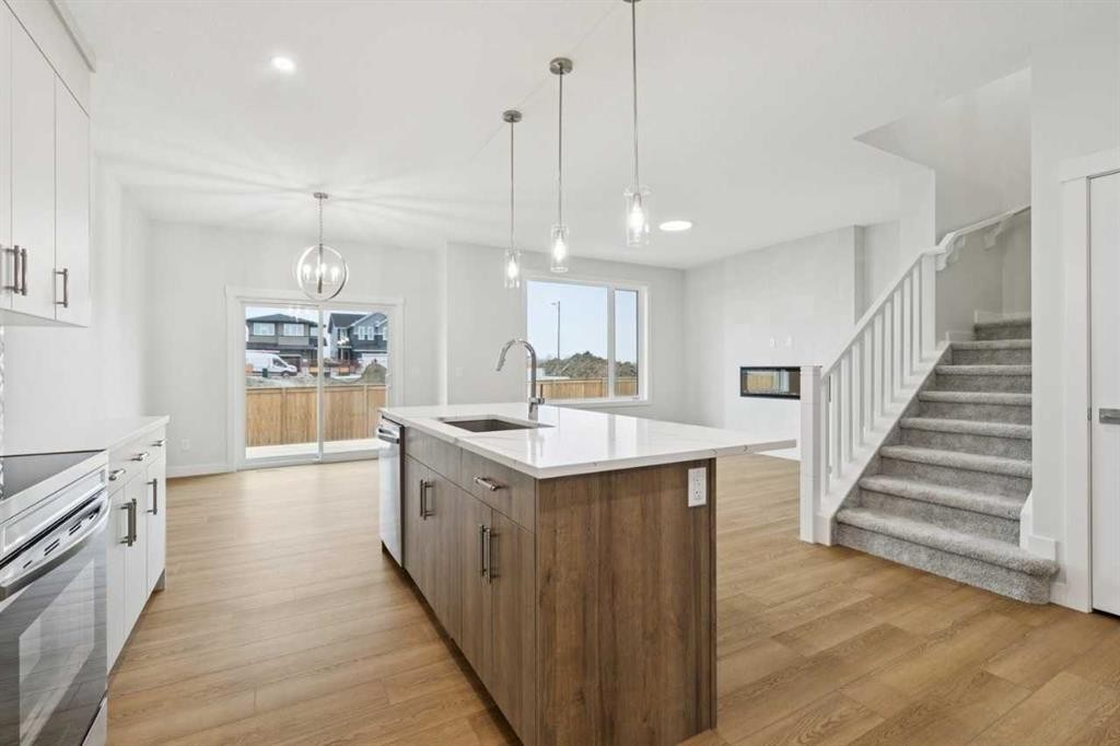 85 Southborough Square, Cochrane, AB - Indoor Photo Showing Kitchen With Upgraded Kitchen