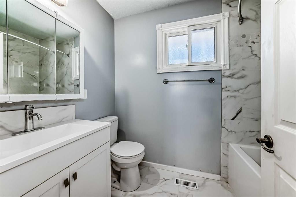 B1-35 Nash, Red Deer, AB - Indoor Photo Showing Bathroom