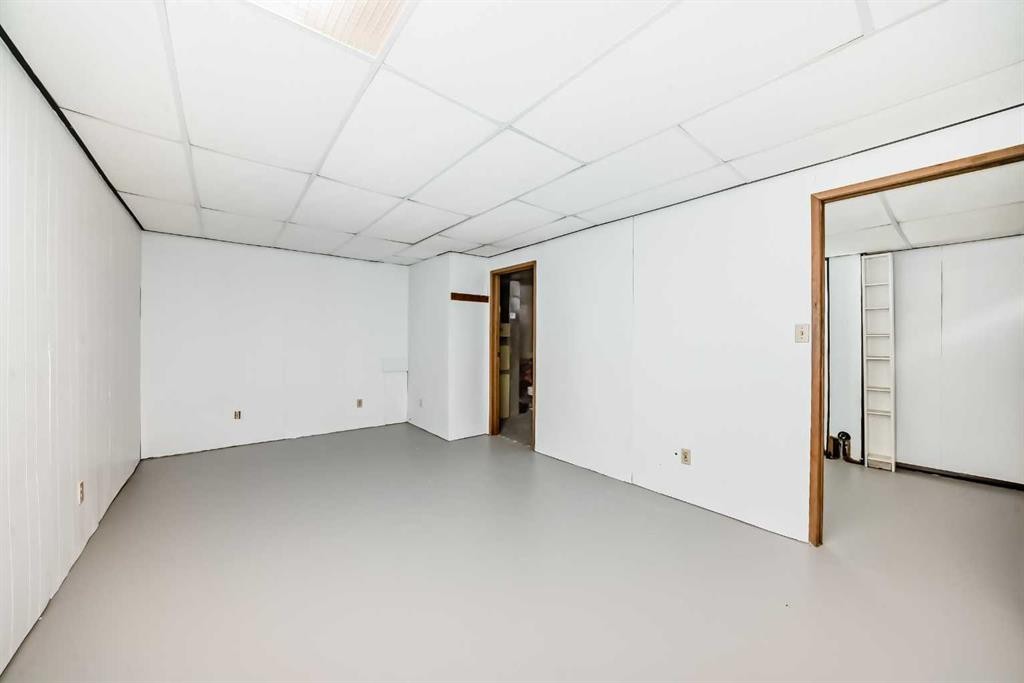 B1-35 Nash, Red Deer, AB - Indoor Photo Showing Other Room