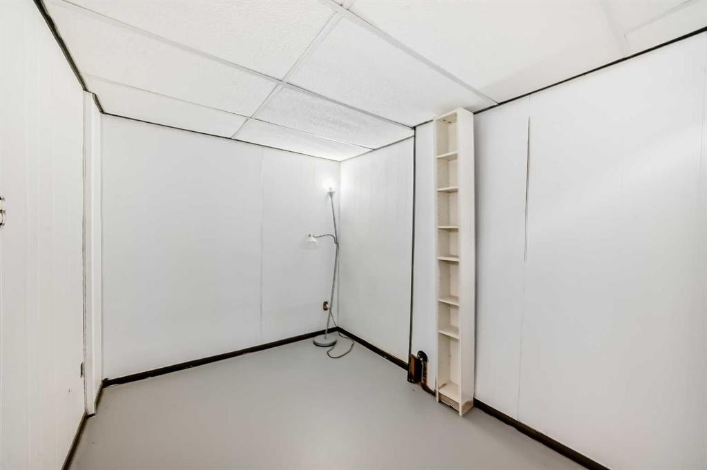 B1-35 Nash, Red Deer, AB - Indoor Photo Showing Other Room