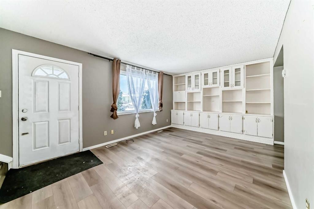 B1-35 Nash, Red Deer, AB - Indoor Photo Showing Other Room